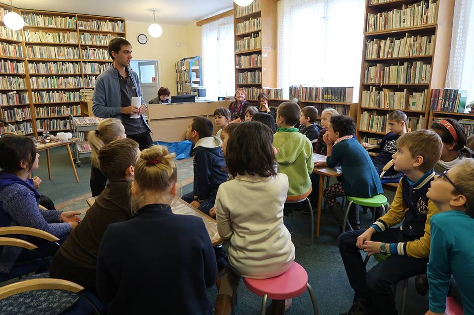 Workshop Dotyk techniky počas Einsteinovej akadémie, ktorú organizovala Staromestská knižnica v Bratislave počas Týždňa vedy a techniky. Deťom sa pomocou zemiakov podarilo vytvoriť elektrinu a oživili starú vybitú kalkulačku. Aj takéto zážitky si môžete odniesť z knižnice. Foto: Facebook Staromestská knižnica Bratislava.